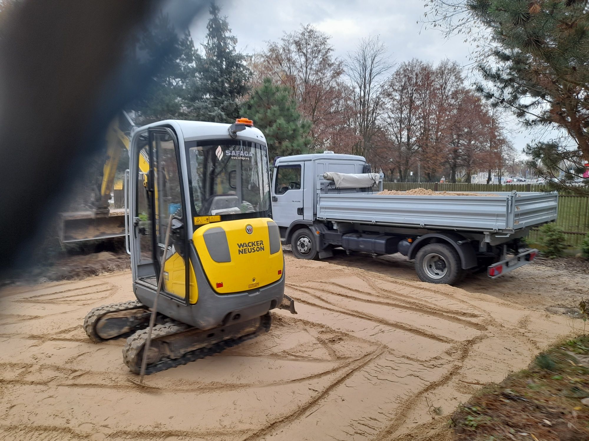 Usługi Koparka, Koparkoładowarka ,Ładowarka, Wywrotka. 
Świadczymy usł