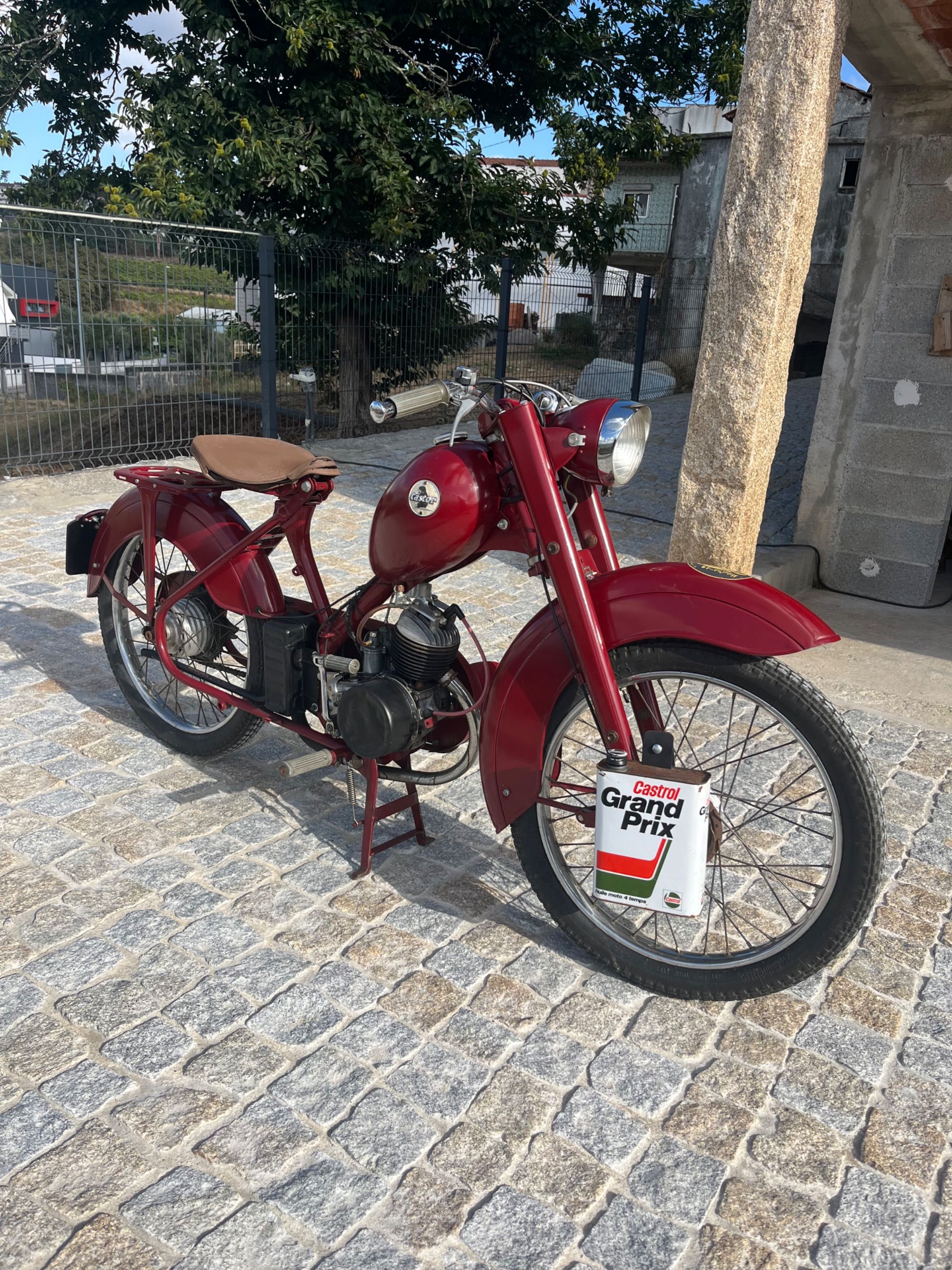 Moto Monet Goyon Castor