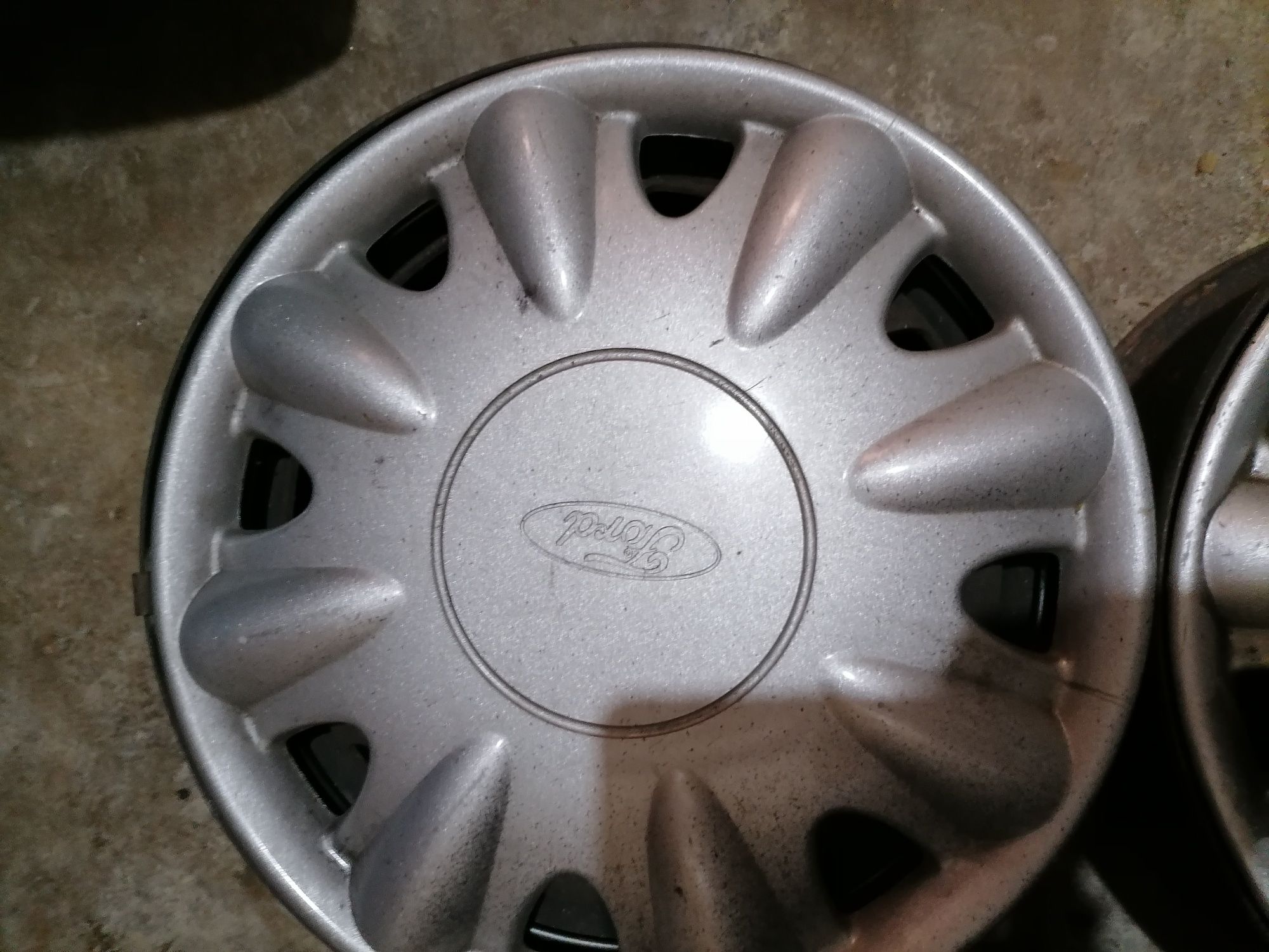 Jantes de ferro em preto com tampão Ford