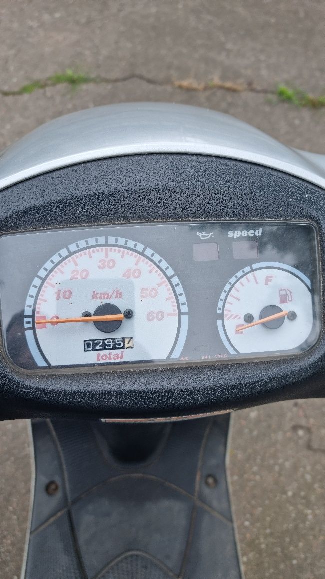Скутер Suzuki ZZ на номерах