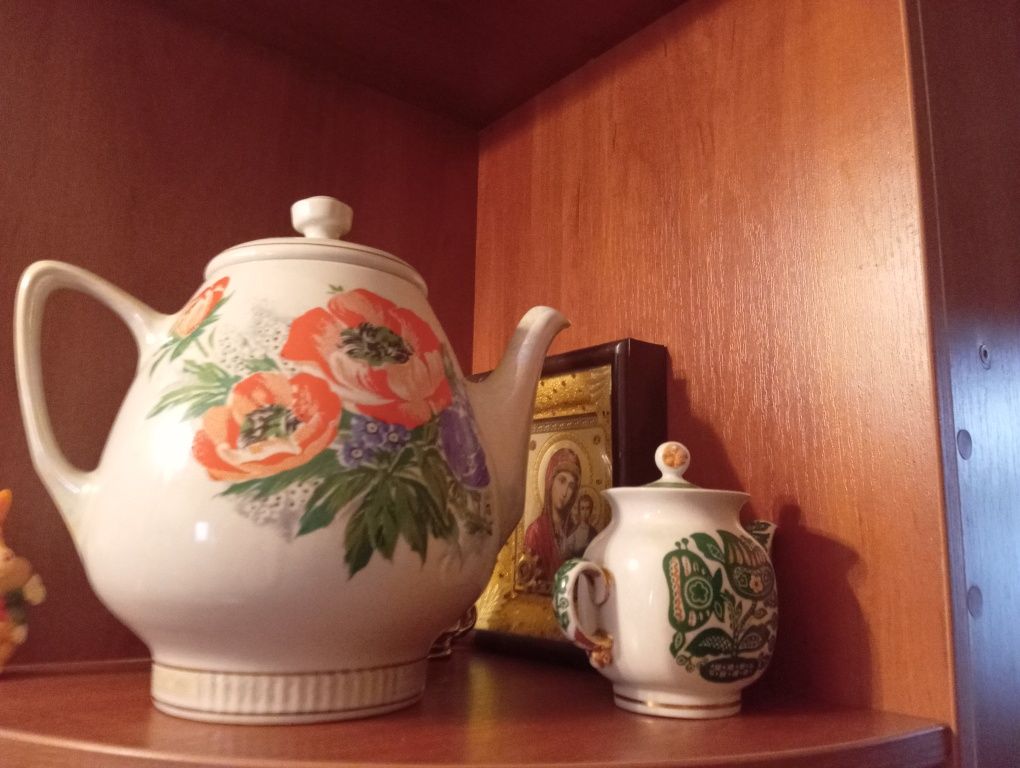 Продам  4 чайника времён СССР,сервиз,молочник и т.д