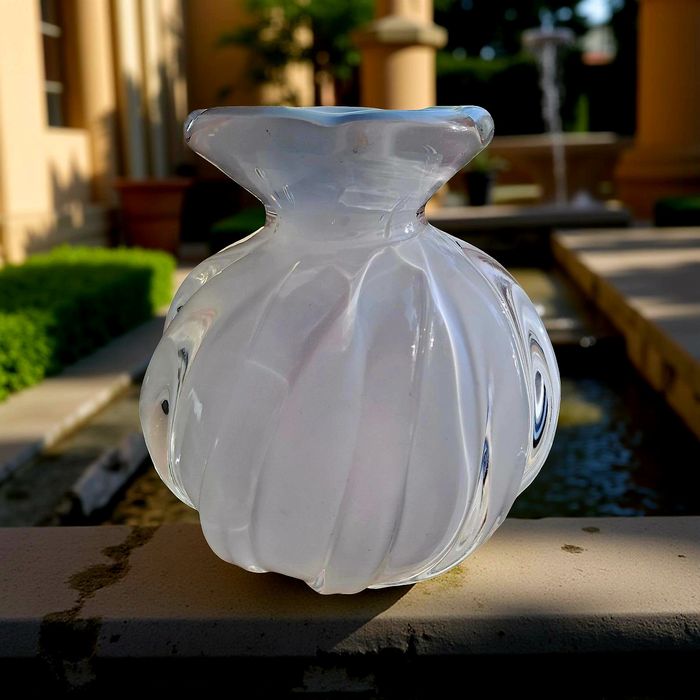 Wazon Egermann, Czeskie szkło artystyczne
Kolor wazon opalowy z delika