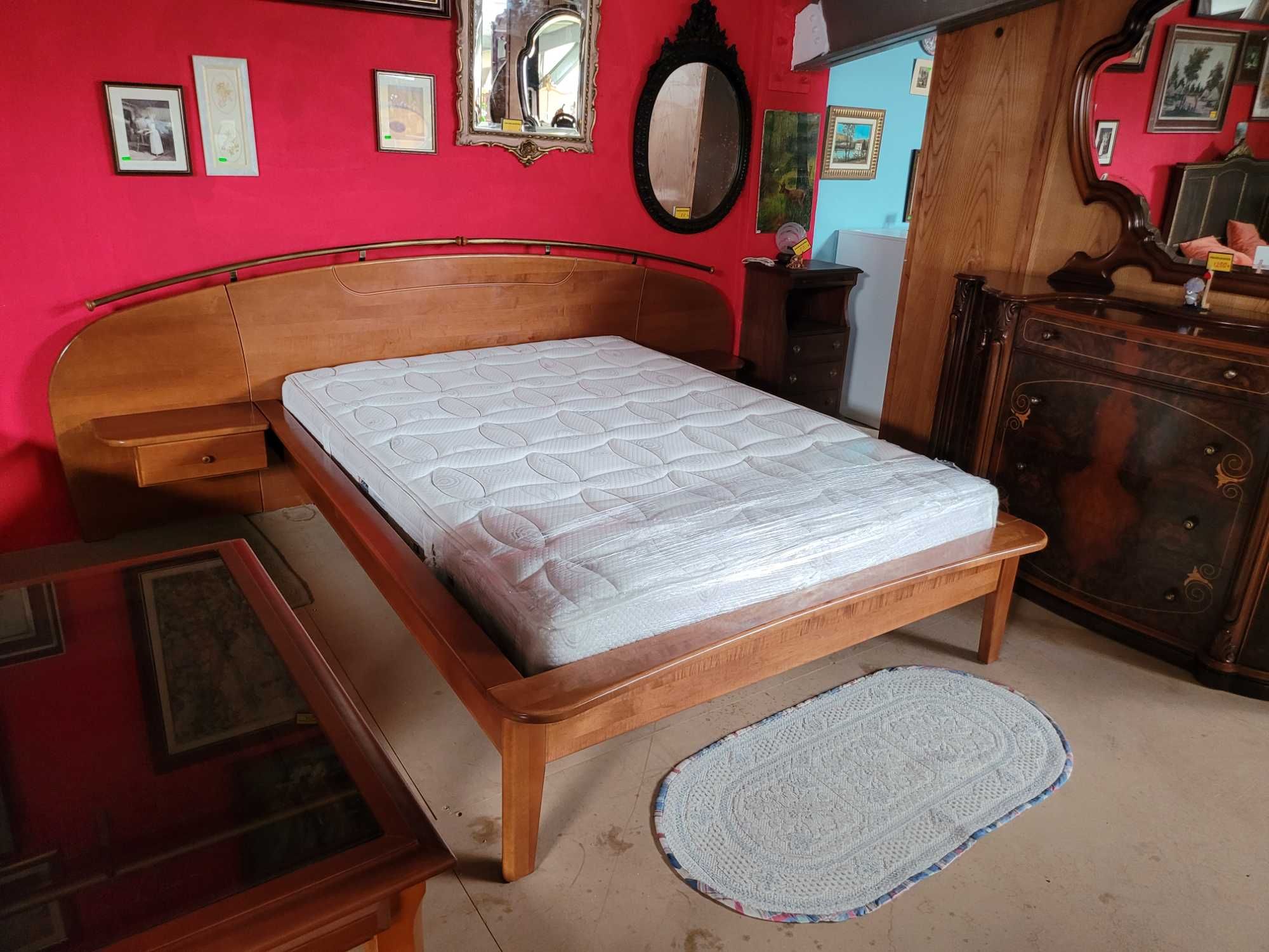 Excelente cama em madeira maciça com mesas de cabeceir