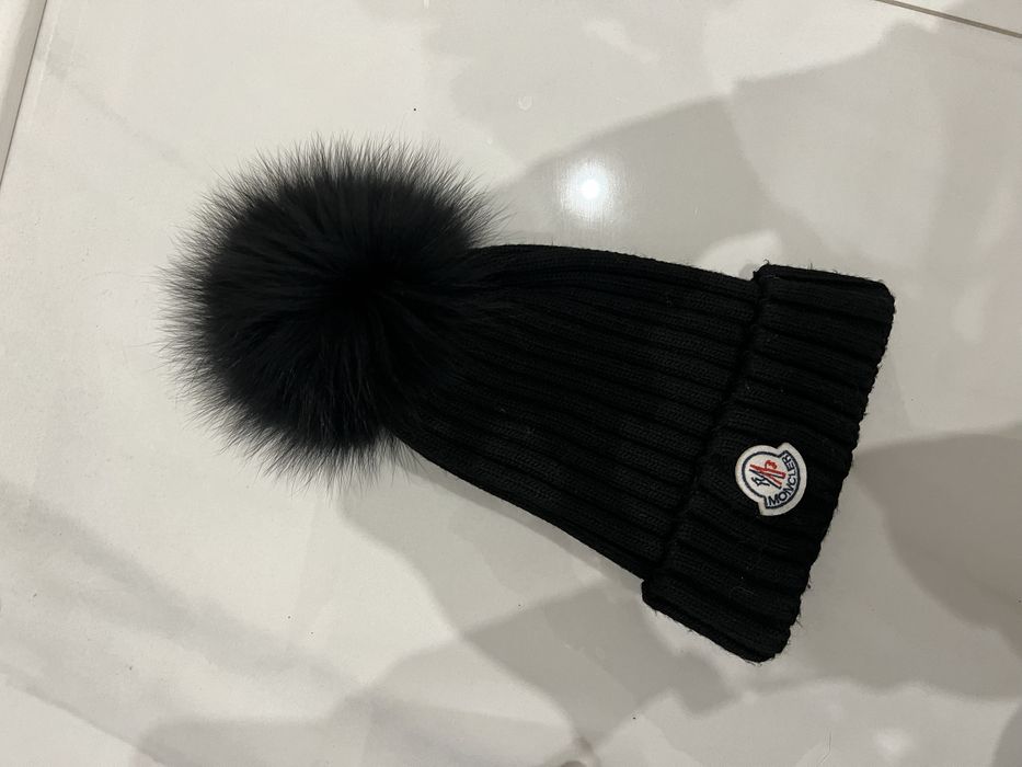 Moncler czapka z pomponem czarna