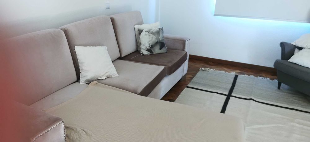 Vendo sofá 4 lugares com chaise Long reversível. Usado, em Bom Estado.