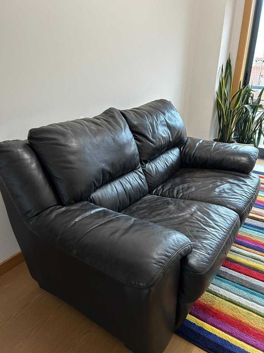 Sofá de 2 lugares em pele castanho escuro
