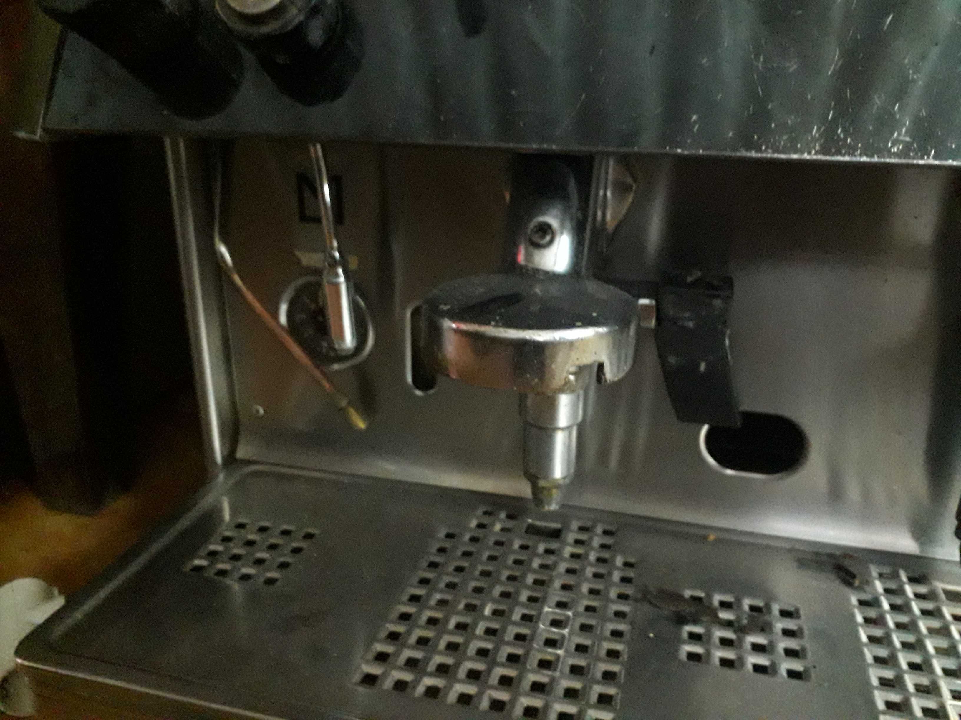 Máquina e moinho de café