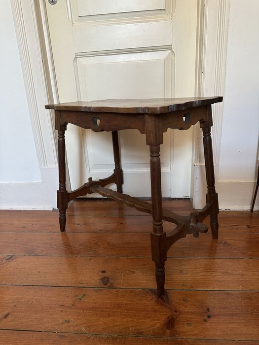 Mesa em madeira tradicional portuguesa.