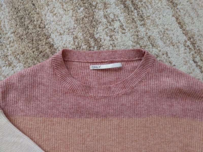 Piękny mięciutki sweter only w bloki kolorów S