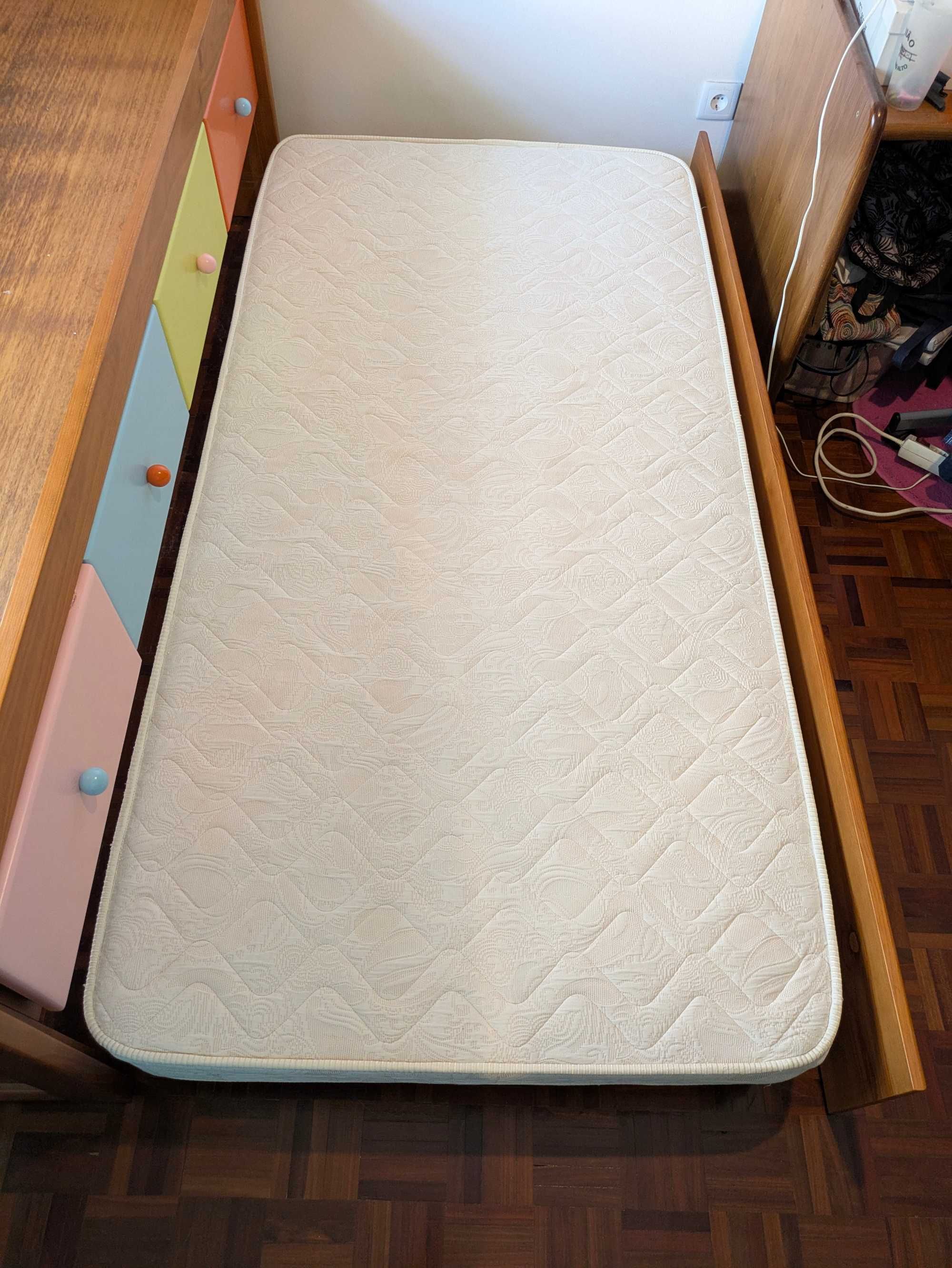 Cama e 2 Colchões