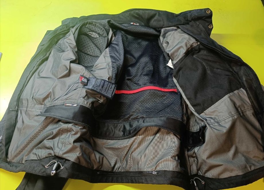 Casaco Dainese Tempest Dry
-Tamanho 48 (M)
- Com forro de inverno
(Ape