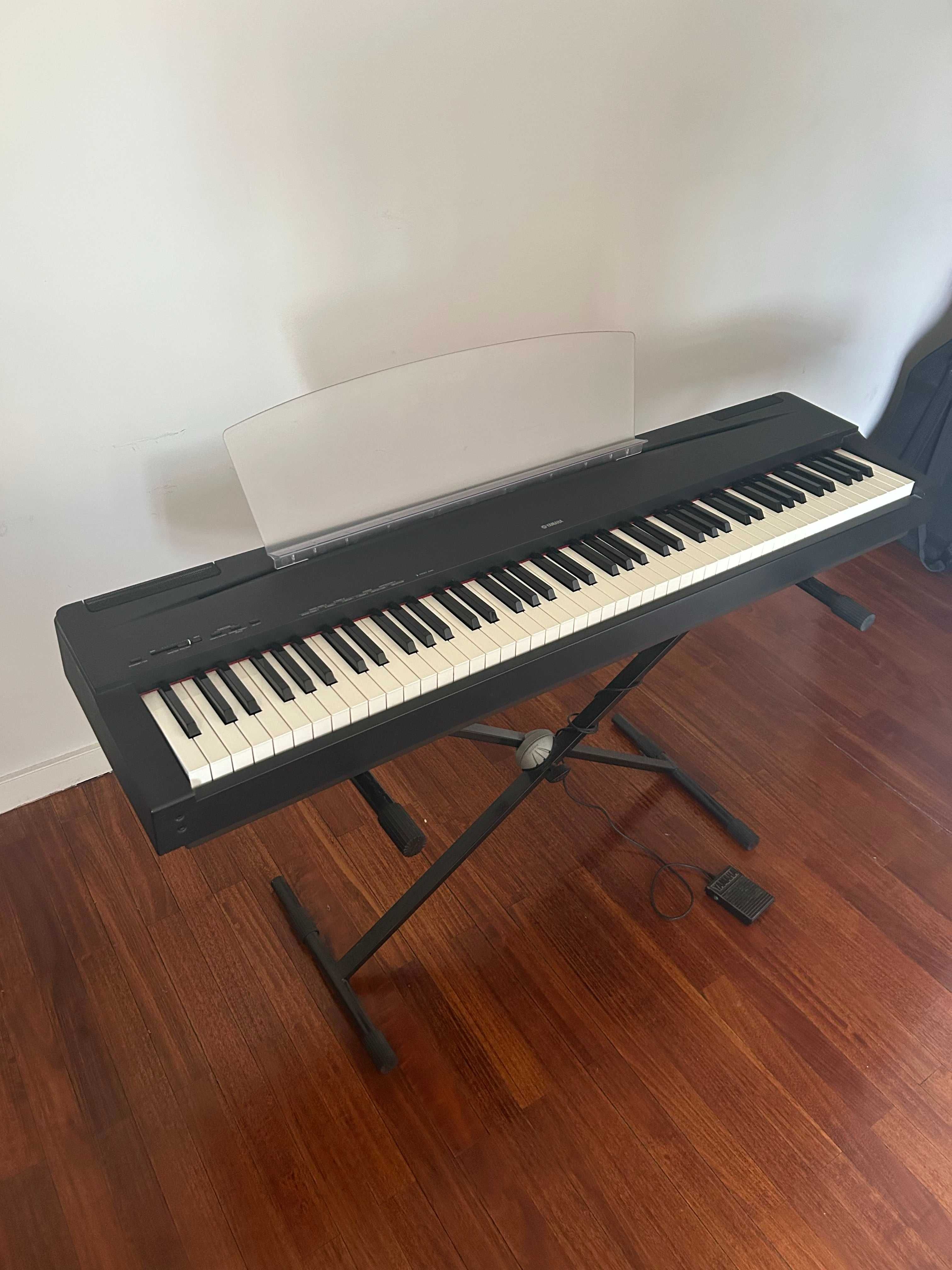 Teclado Yamaha P-70 em perfeito estado + suporte de altura variável