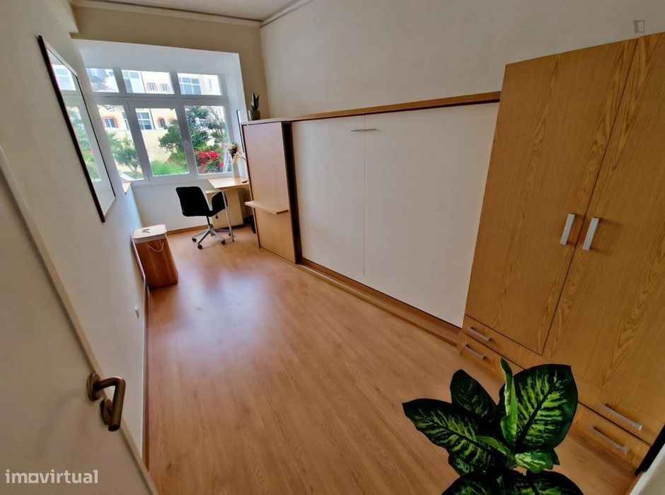 657486 - Quarto com cama de casal, com varanda...