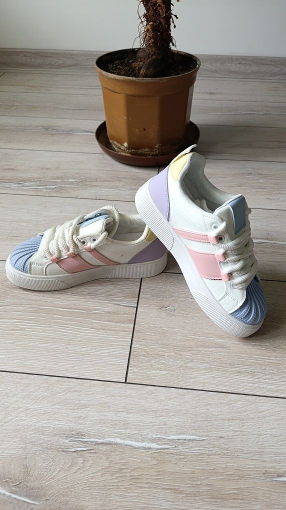 Adidasy na grubszej podeszwie
