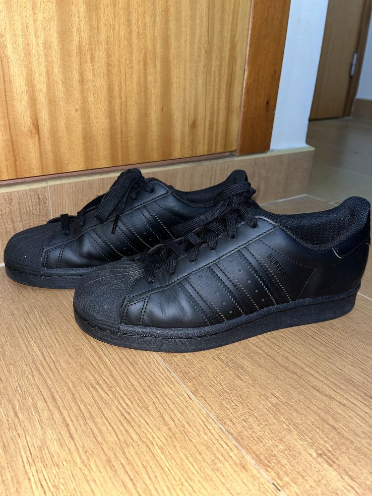 Adidas superstar pretas