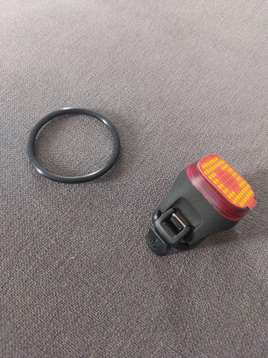 Lampka rowerowa Knog Blinder Mini Square tył widoczność 300 metrów USB