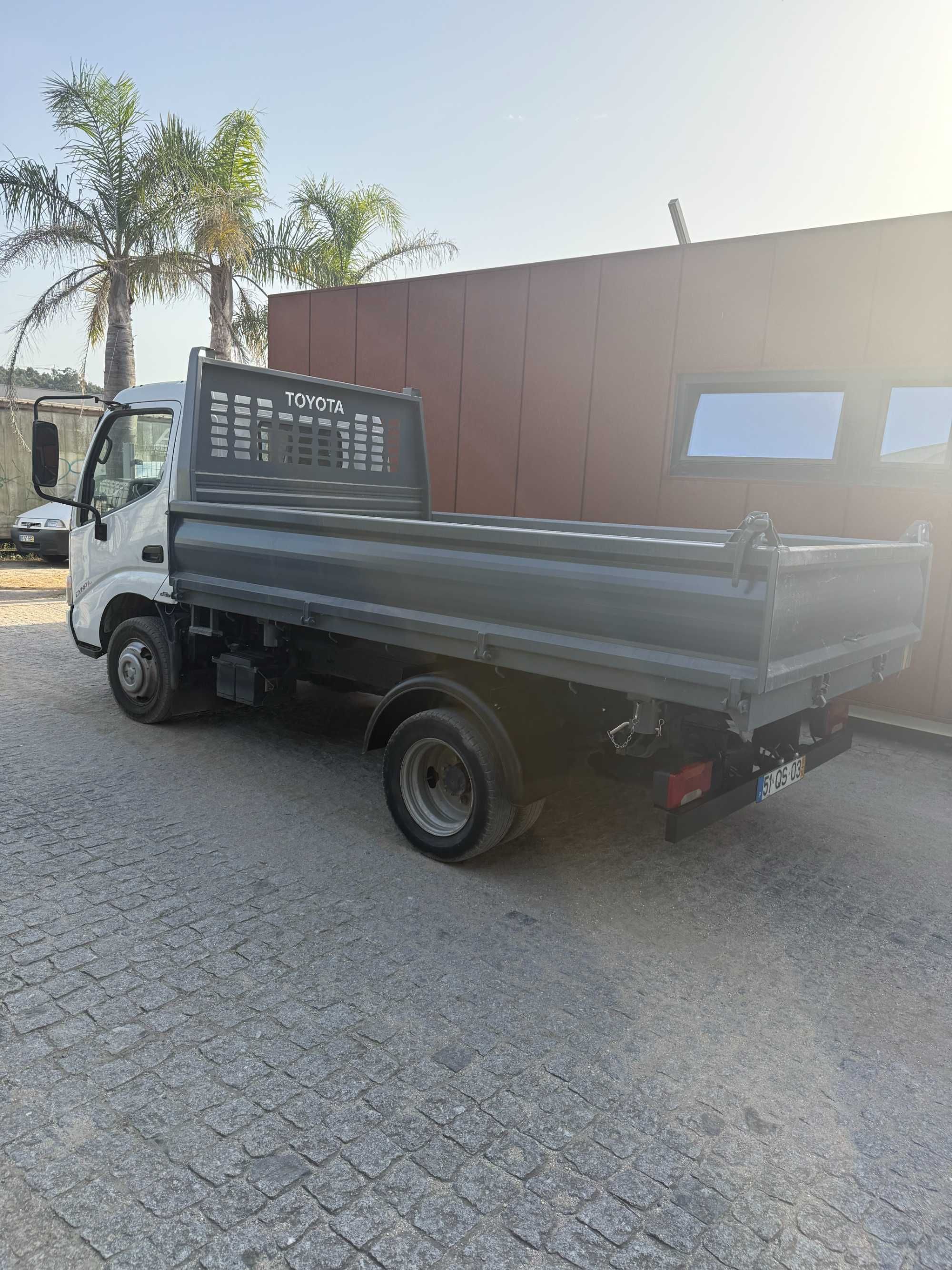 Toyota dyna tribasculante 2015