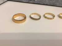 Złote metalowe pierścionki