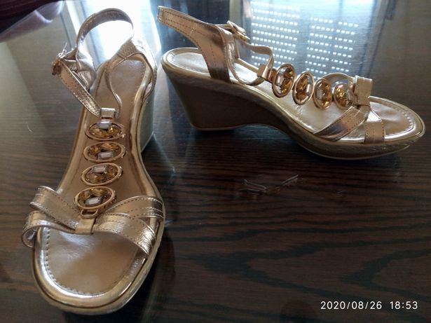 Sandálias em pele douradas N35