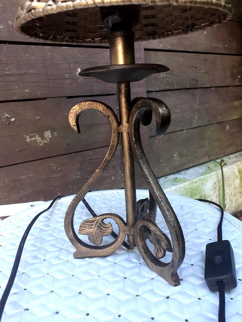 Candeeiro rustico de mesa em ferro e verga