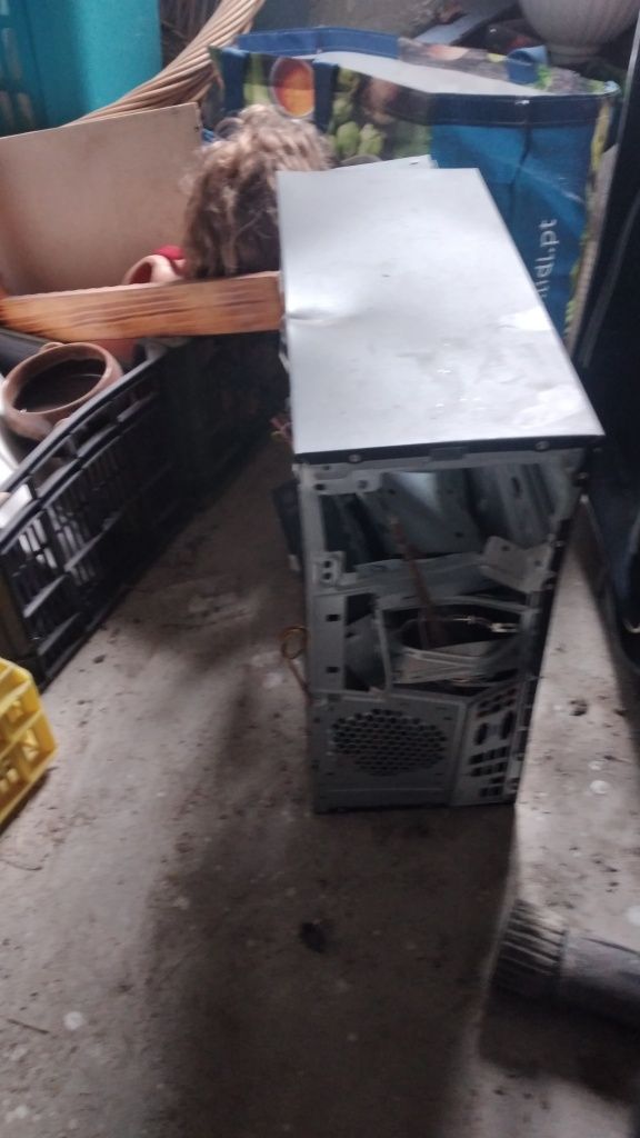 Vendo esta torre de computador fixo!!! 5€ para despachar c/urgência!!!