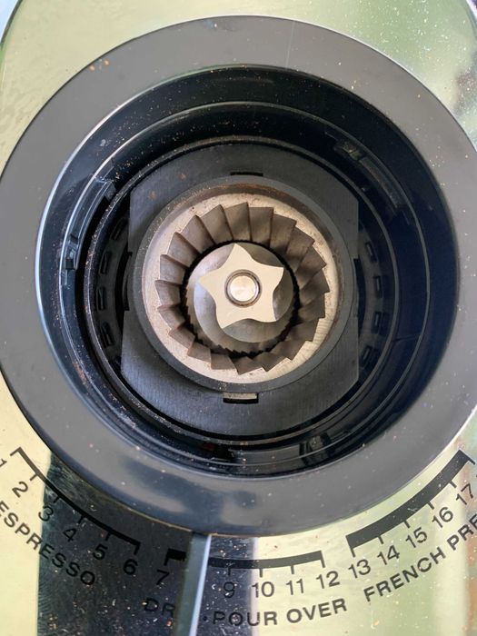 Кавомолка DeLonghi KG 521 M Dedica