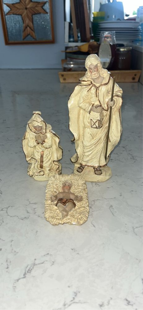 Presépio em madeira com detalhes em pedra.