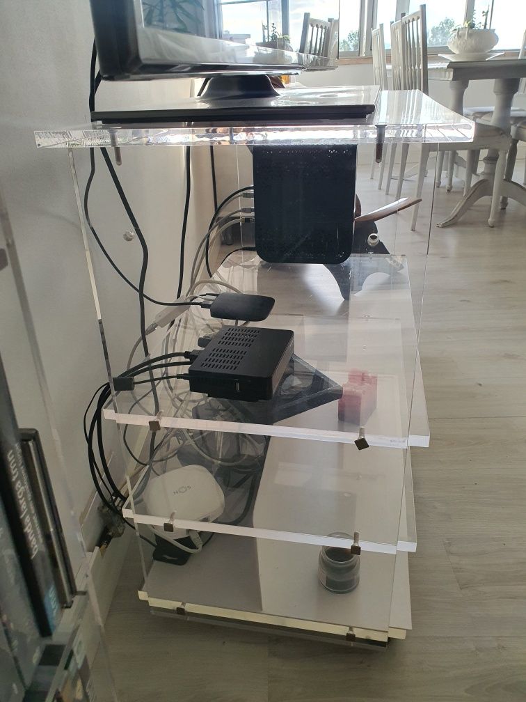 Vendo mesa de Tv em acrilico