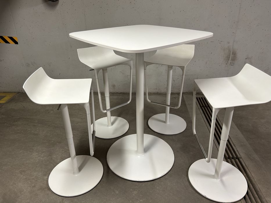 Stabilny stolik stół z 4 hookerami