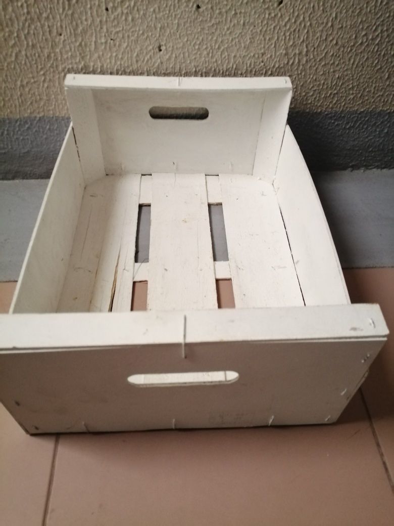 Conjunto de caixas de fruta em madeira pintadas
