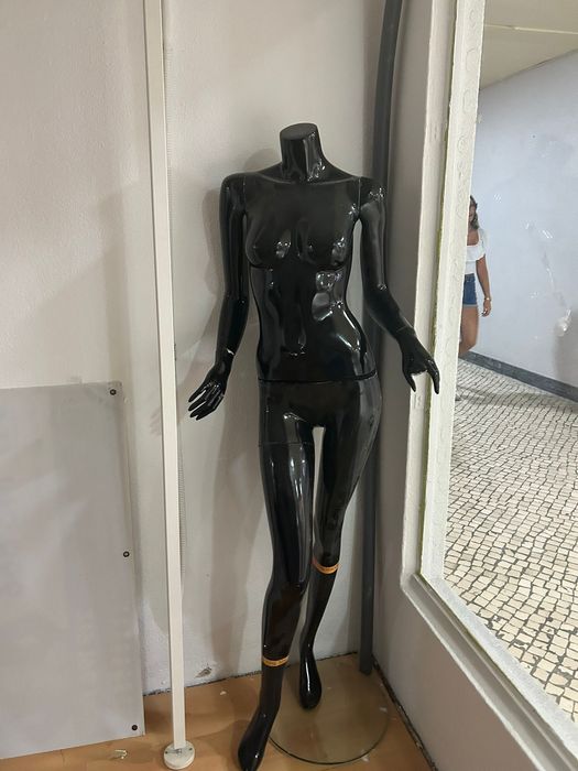 Estantes reguláveis em altura para loja de roupa