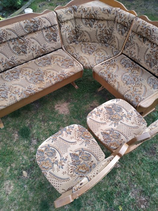 Продам уголок кухонный и стулья