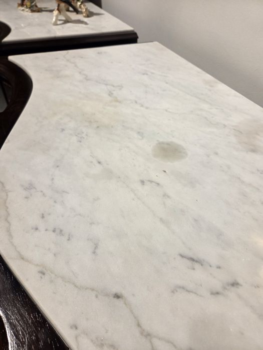 Par de Credências Românticas em Pau-santo. 

Peças antigas e restaurad