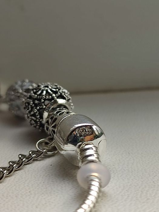 Браслет Пандора , с шармами .