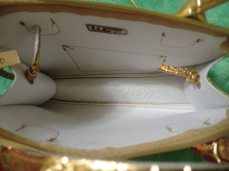 Золота сумочка, маленька на ремінці