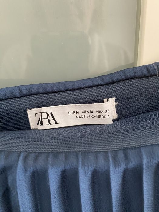 Saia de pregas de cor azul