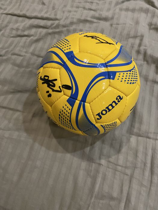 Мʼяч з автографами збірної України