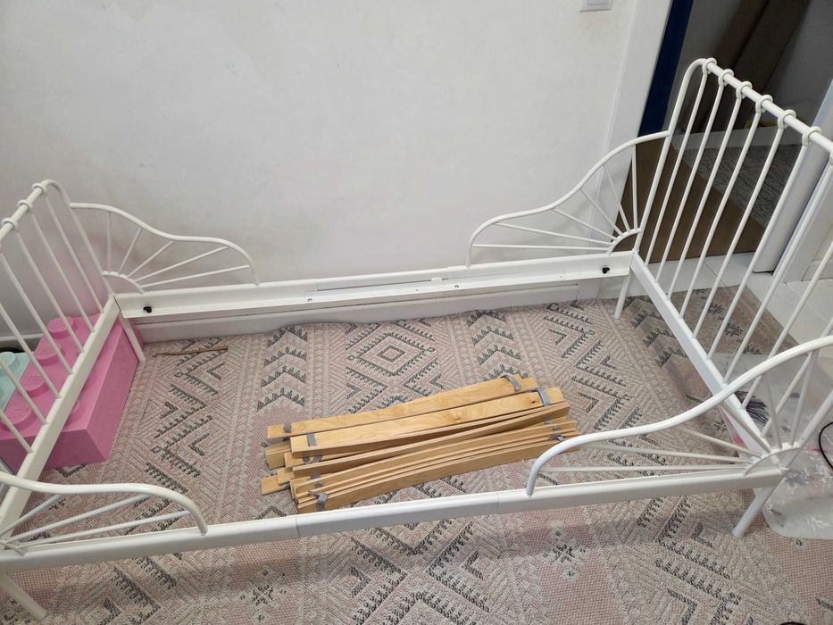 Białe łóżko z regulacją długości Minnen IKEA