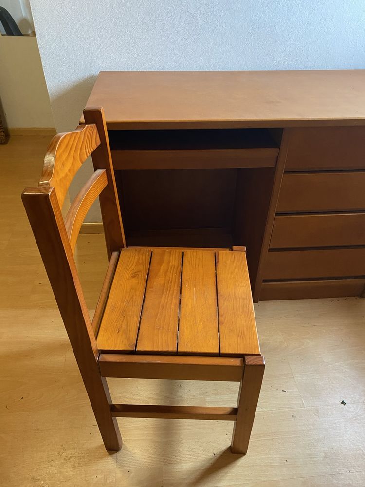 Secretaria com cadeira