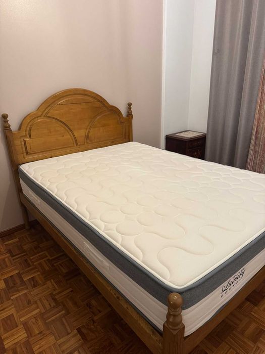 Cama de madeira (pinho) com colchão viscoelástico