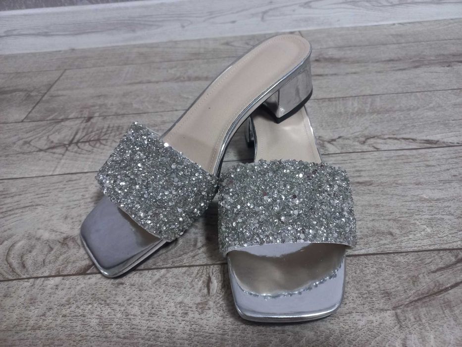 Неймовірно гарні шльопанці.