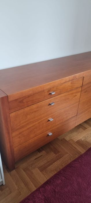 Quarto casal com comoda dupla e banqueta