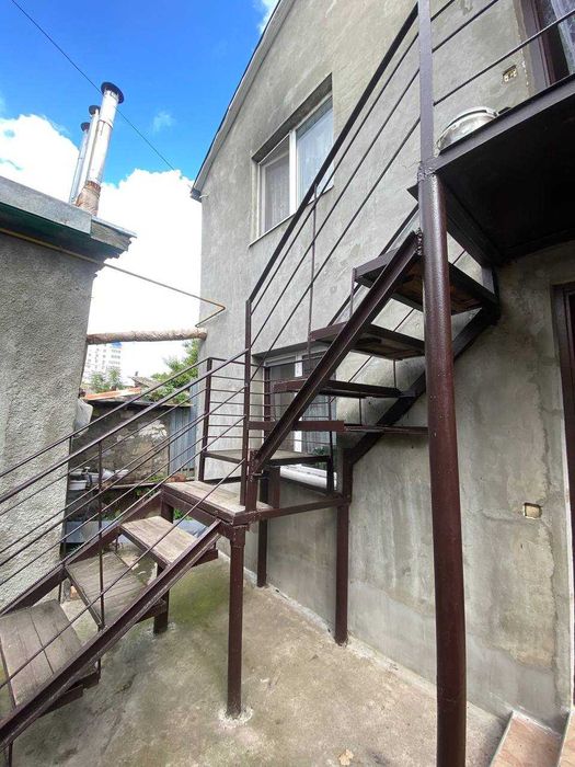 Продам два дома + летняя кухня на слободке , весь пакет документов