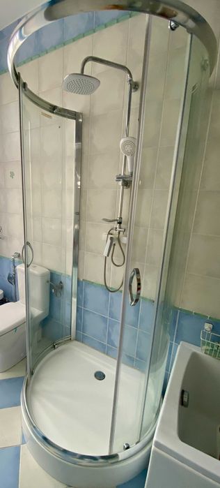 Kabina prysznicowa przyścienna z brodzikiem