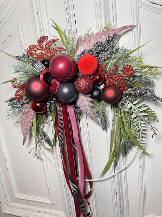 Elegancki wianek z duzymi bombkami
