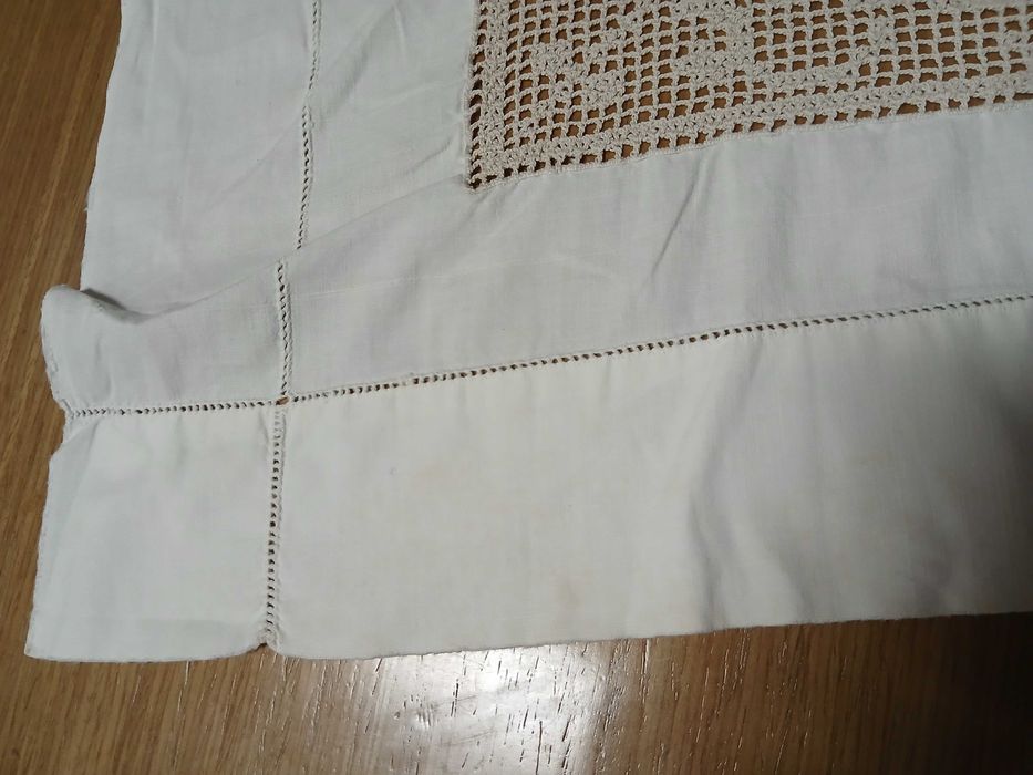 Lençol 2,44 x 2m com renda e bordado(os bordados tem partes rasgadas)