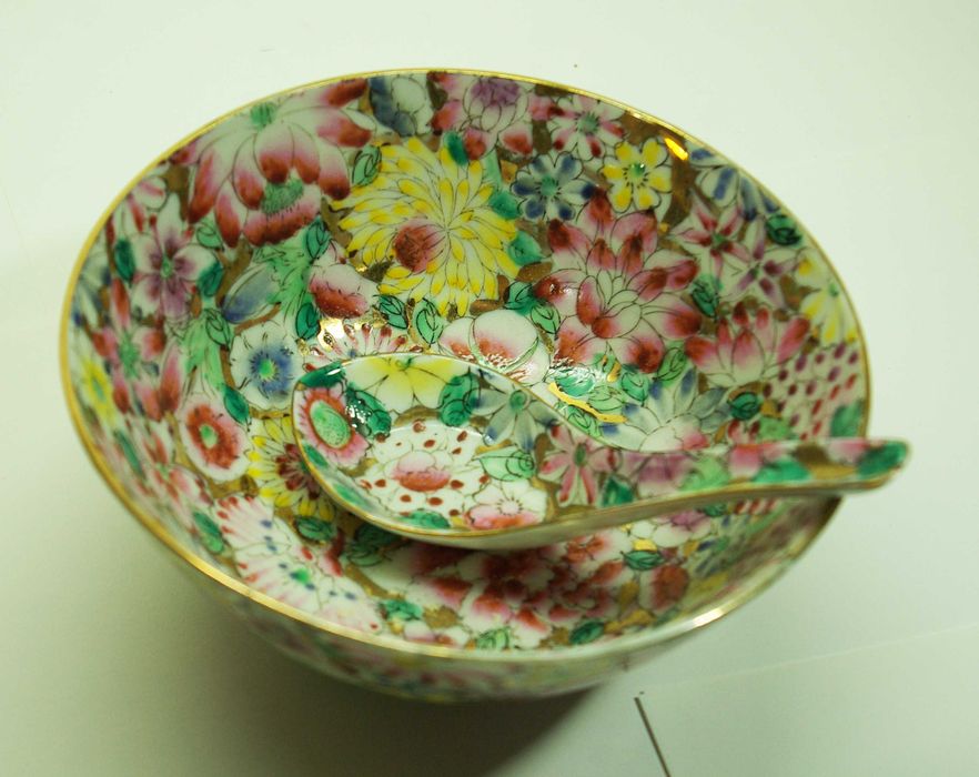 Porcelana Chinesa. Tijela, colher, mil flores. Fabricado em Macau