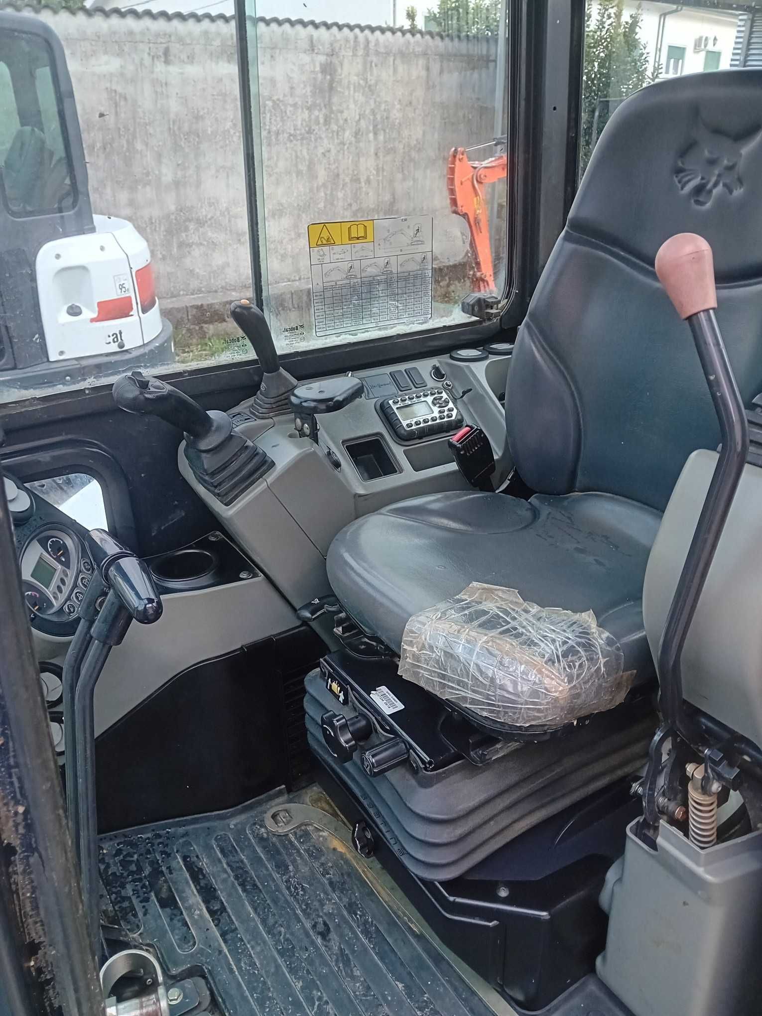 Mini Giratória / Mini Escavadora Bobcat E50 do Ano 2019