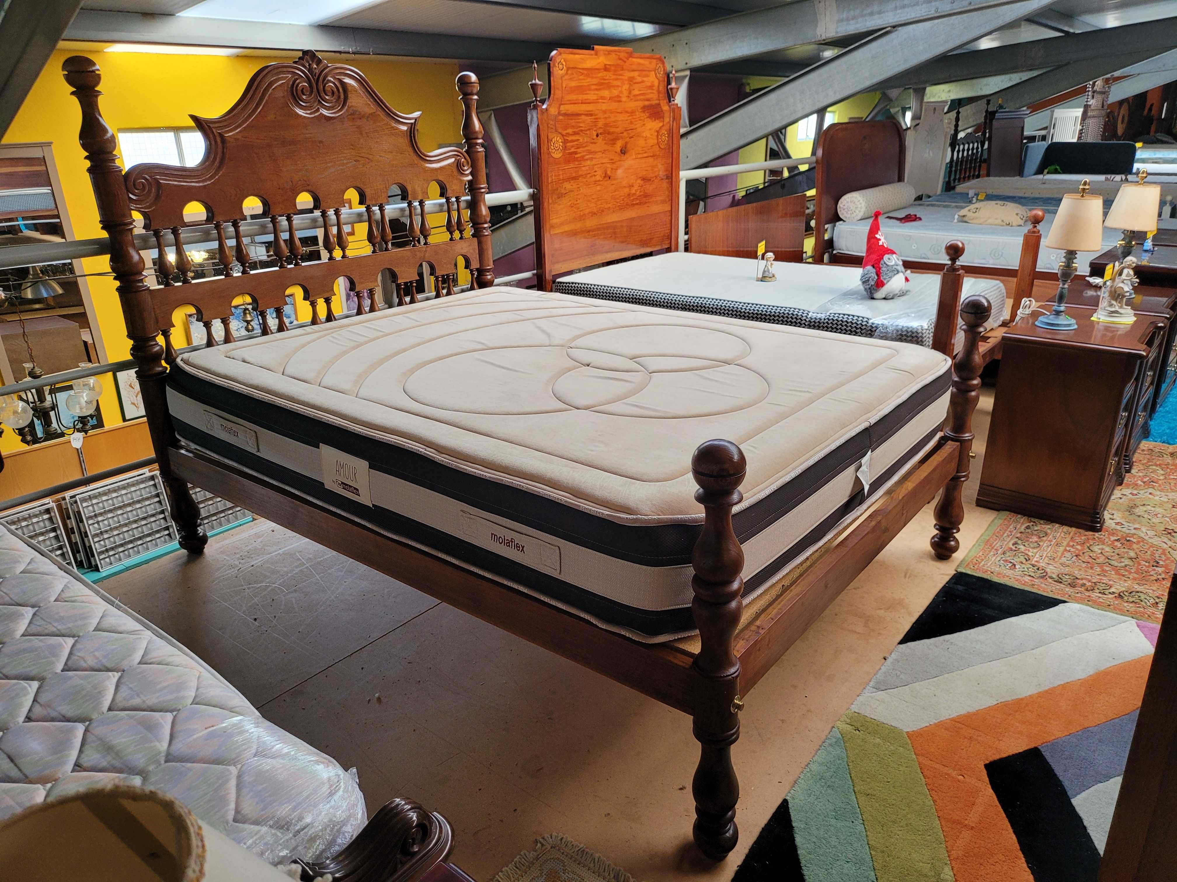 Cama antiga em madeira maciça com estrado e colchão Mola