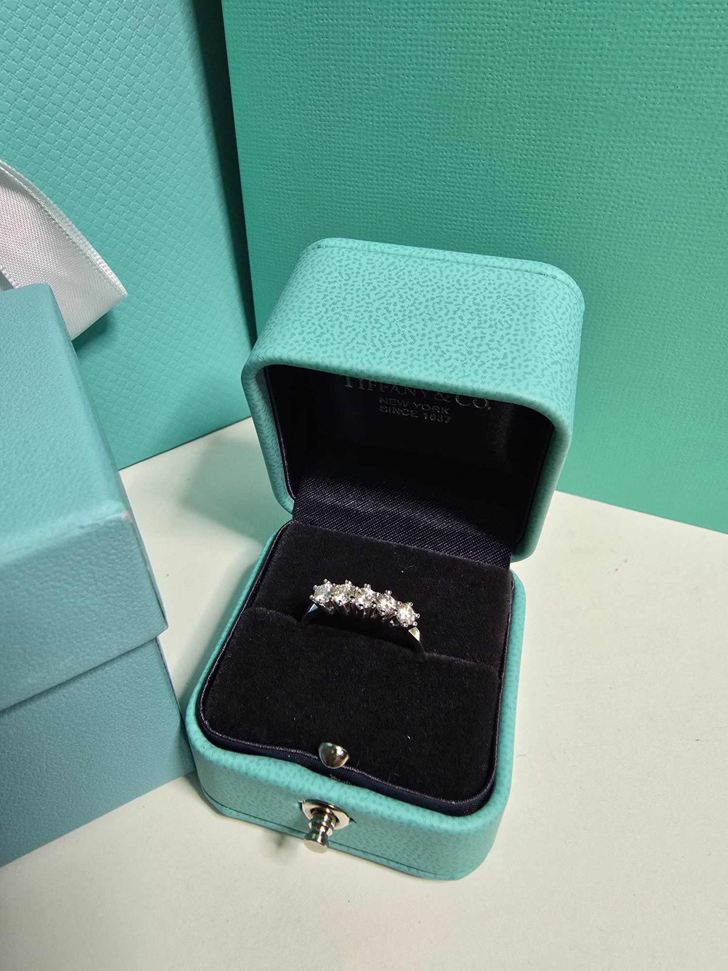 Кольцо Tiffany 
Золотое кольцо с бриллиантами